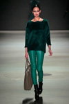 Modenschau von TONYCOHEN — Amsterdam Fashion Week fw13/14 (Looks: grüner Pullover, grüne Hose)