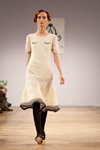 Показ Andreeva — Aurora Fashion Week Russia AW13/14 (наряды и образы: белое платье, чёрные колготки)