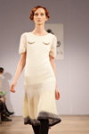 Показ Andreeva — Aurora Fashion Week Russia AW13/14 (наряди й образи: трикотажна біла сукня, чорні колготки, коротка стрижка, рудий колір волосся)