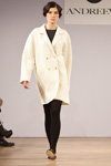 Modenschau von Andreeva — Aurora Fashion Week Russia AW13/14 (Looks: weißer Mantel, schwarze Strumpfhose)