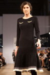 Показ Andreeva — Aurora Fashion Week Russia AW13/14 (наряды и образы: чёрные колготки, чёрное платье)