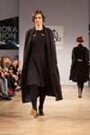 Pokaz Andreeva — Aurora Fashion Week Russia AW13/14 (ubrania i obraz: sukienka czarna, palto czarne)