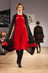 Паказ Andreeva — Aurora Fashion Week Russia AW13/14 (нарады і вобразы: чорныя калготкі, чырвоная сукенка)