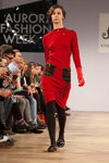 Desfile de Andreeva — Aurora Fashion Week Russia AW13/14 (looks: pantis negros, vestido rojo)