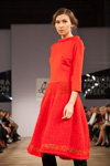 Показ Andreeva — Aurora Fashion Week Russia AW13/14 (наряди й образи: червона сукня, чорні колготки)