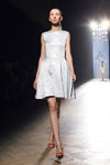 Показ Andreeva — Aurora Fashion Week Russia SS14 (наряды и образы: белое платье мини, красные босоножки)