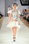 Показ Bondarev — Aurora Fashion Week Russia AW13/14 (наряды и образы: белое платье с принтом)
