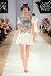 Modenschau von Bondarev — Aurora Fashion Week Russia AW13/14 (Looks: weißes bedrucktes Kleid)