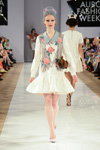 Modenschau von Bondarev — Aurora Fashion Week Russia AW13/14 (Looks: weißes bedrucktes Kleid)