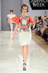 Показ Bondarev — Aurora Fashion Week Russia AW13/14 (наряди й образи: біла сукня з принтом)