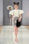 Показ Bondarev — Aurora Fashion Week Russia AW13/14 (наряды и образы: белое платье с принтом)