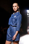 Modenschau von BOSCO — Aurora Fashion Week Russia SS14 (Looks: blauer Denim Jumpsuit)