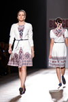 Modenschau von BOSCO — Aurora Fashion Week Russia SS14 (Looks: weißes Kleid mit Ornament-Muster, schwarzer Gürtel)