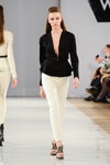 Modenschau von Chapurin — Aurora Fashion Week Russia AW13/14 (Looks: schwarze Bluse, weiße Hose)