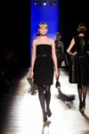 Desfile de Clarisse Hieraix — Aurora Fashion Week Russia SS14 (looks: vestido negro, pantis negros, zapatos de tacón negros, vestido de cóctel negro)