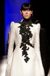 Desfile de Clarisse Hieraix — Aurora Fashion Week Russia SS14 (looks: vestido de noche blanco)