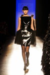Desfile de Clarisse Hieraix — Aurora Fashion Week Russia SS14 (looks: vestido de cóctel negro, pantis cueros)