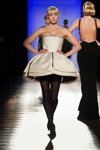 Desfile de Clarisse Hieraix — Aurora Fashion Week Russia SS14 (looks: vestido blanco, pantis negros)