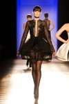 Modenschau von Clarisse Hieraix — Aurora Fashion Week Russia SS14 (Looks: schwarzes Cocktailkleid, schwarze Strumpfhose)