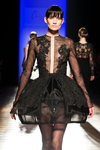 Modenschau von Clarisse Hieraix — Aurora Fashion Week Russia SS14 (Looks: schwarzes Cocktailkleid, schwarze Strumpfhose)