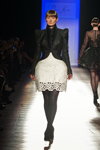 Desfile de Clarisse Hieraix — Aurora Fashion Week Russia SS14 (looks: pantis negros, americana negra, falda blanca)