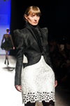 Desfile de Clarisse Hieraix — Aurora Fashion Week Russia SS14 (looks: americana negra, falda blanca)