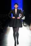 Показ Clarisse Hieraix — Aurora Fashion Week Russia SS14 (наряди й образи: чорна сукня з декольте, чорні колготки)