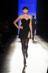 Desfile de Clarisse Hieraix — Aurora Fashion Week Russia SS14 (looks: pantis negros, vestido de cóctel negro)