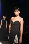 Desfile de Clarisse Hieraix — Aurora Fashion Week Russia SS14 (looks: vestido de cóctel negro)