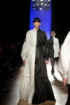 Desfile de Clarisse Hieraix — Aurora Fashion Week Russia SS14 (looks: vestido de noche de color blanco y negro)