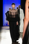 Desfile de Clarisse Hieraix — Aurora Fashion Week Russia SS14 (looks: vestido de noche negro)