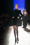 Modenschau von Clarisse Hieraix — Aurora Fashion Week Russia SS14 (Looks: schwarze transparente Strumpfhose, schwarzes Cocktailkleid)