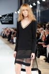Modenschau von Gaetano Navarra — Aurora Fashion Week Russia AW13/14 (Looks: schwarzes Mini Kleid)