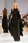 Modenschau von Ianis Chamalidy — Aurora Fashion Week Russia AW13/14 (Looks: schwarzes Abendkleid)