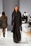 Desfile de Ianis Chamalidy — Aurora Fashion Week Russia AW13/14 (looks: abrigo negro)