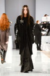 Modenschau von Ianis Chamalidy — Aurora Fashion Week Russia AW13/14 (Looks: schwarzes Abendkleid, schwarzer Mantel)