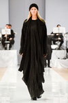 Desfile de Ianis Chamalidy — Aurora Fashion Week Russia AW13/14 (looks: vestido de noche negro, abrigo negro)