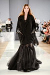 Desfile de Ianis Chamalidy — Aurora Fashion Week Russia AW13/14 (looks: vestido de noche negro, abrigo negro)