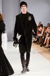 Desfile de Ianis Chamalidy — Aurora Fashion Week Russia AW13/14 (looks: abrigo negro)