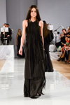 Desfile de Ianis Chamalidy — Aurora Fashion Week Russia AW13/14 (looks: vestido negro, vestido de noche negro)