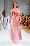 Desfile de Ianis Chamalidy — Aurora Fashion Week Russia AW13/14 (looks: vestido de noche rosa)