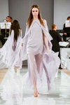 Desfile de Ianis Chamalidy — Aurora Fashion Week Russia AW13/14 (looks: vestido de noche blanco)