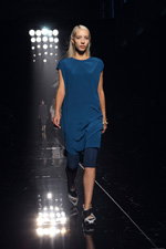 Desfile de Ianis Chamalidy — Aurora Fashion Week Russia SS14 (looks: túnica azul, )