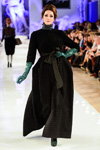 Desfile de Igor Gulyaev — Aurora Fashion Week Russia AW13/14 (looks: abrigo negro, zapatos de tacón verdes)