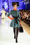 Desfile de Igor Gulyaev — Aurora Fashion Week Russia AW13/14 (looks: pantis marrónes, guantes naranjas, bolso negro, zapatos de tacón negros, abrigo azul claro)