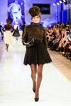 Pokaz Igor Gulyaev — Aurora Fashion Week Russia AW13/14 (ubrania i obraz: kopertówka czarna, spódnica mini czarna gipiurowa, cienkie rajstopy cieliste, półbuty czarne)