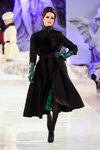 Modenschau von Igor Gulyaev — Aurora Fashion Week Russia AW13/14 (Looks: schwarzer Mantel, grüne Pumps)