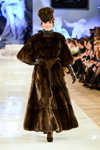 Modenschau von Igor Gulyaev — Aurora Fashion Week Russia AW13/14 (Looks: brauner Pelzmantel, schwarze Lange Lederhandschuhe)