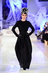 Pokaz Igor Gulyaev — Aurora Fashion Week Russia AW13/14 (ubrania i obraz: czapka czarno-biała, sukienka czarna, skórzane rękawiczki czarne)
