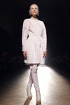 Modenschau von Alexander Khrisanfov — Aurora Fashion Week Russia SS14 (Looks: weißes Kleid, weiße Hose)